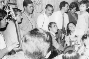 A&ntilde;o 1965. Mercedes Sosa es homenajeada, entre otros, por Guillermo Mur&uacute;a, en 